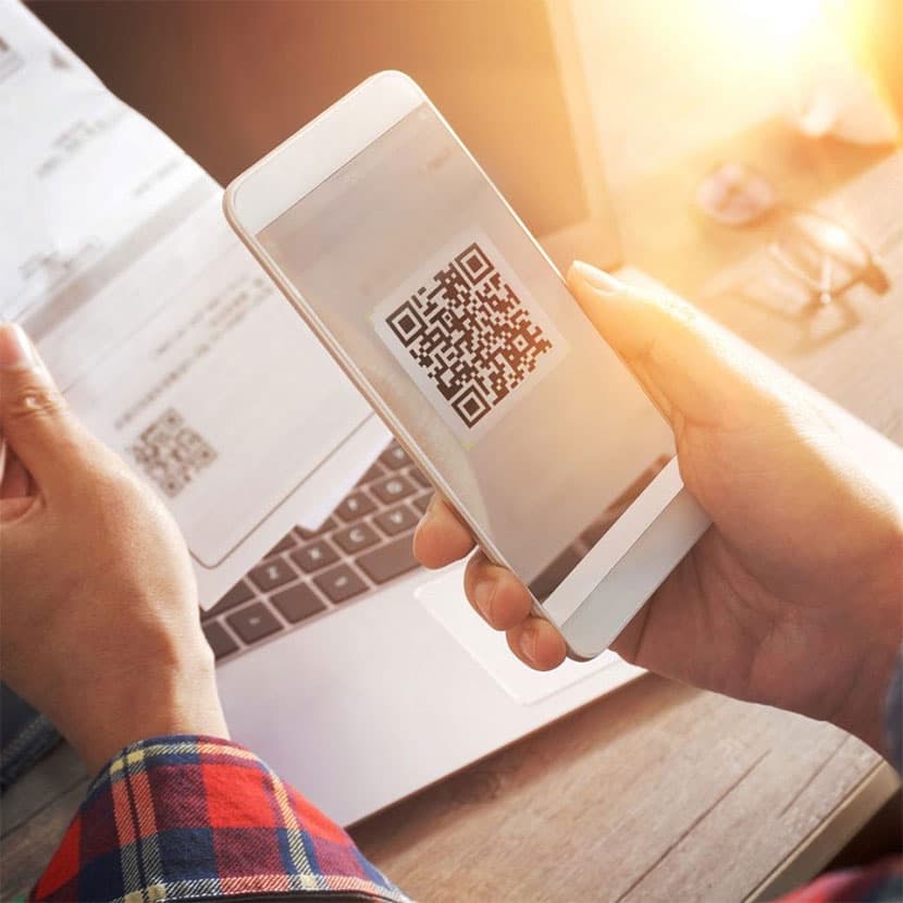 Наведение камеры телефона на код